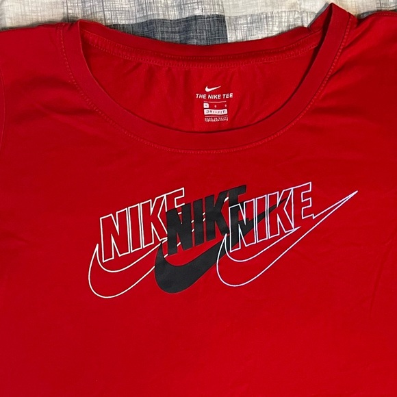 Nike Women’s Red Short Sleeve Tee - Picture 2 of 5